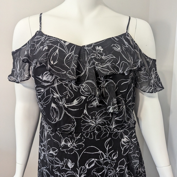 London Times Woman Black & White Floral Formal or Cocktail Dress with Ruffle - Picture 3 of 6